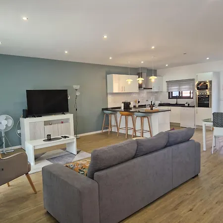 C - Charming Vacation Home With Free Private Parking Apartamento