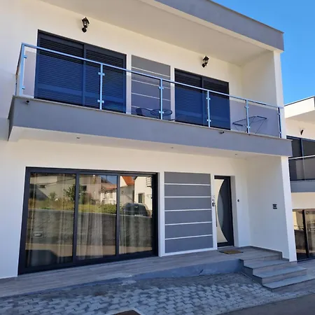 C - Charming Vacation Home With Free Private Parking Machico (Madeira)