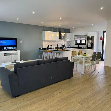 Charming With Free Private Parking Apartment *