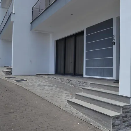 Charming With Free Private Parking Apartment