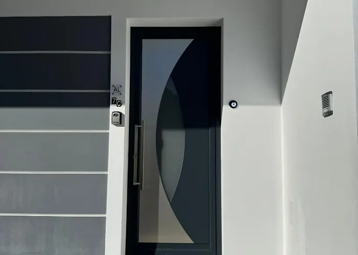 C - Charming Vacation With Free Private Parking